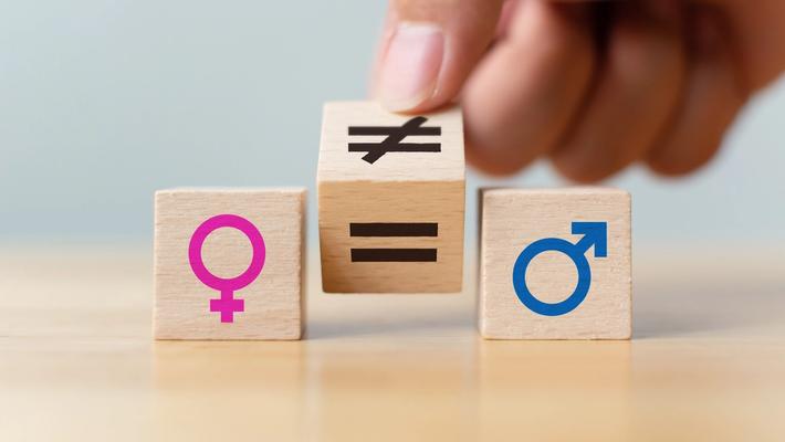 Drie houten blokjes met mannenteken, vrouwenteken en gelijk of ongelijkteken