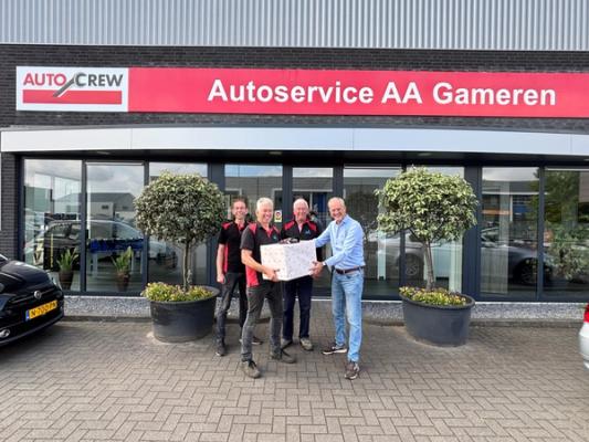 Roeland Kreling neemt airfryer in ontvangst van BOVAG-adviseur Rene Lamers