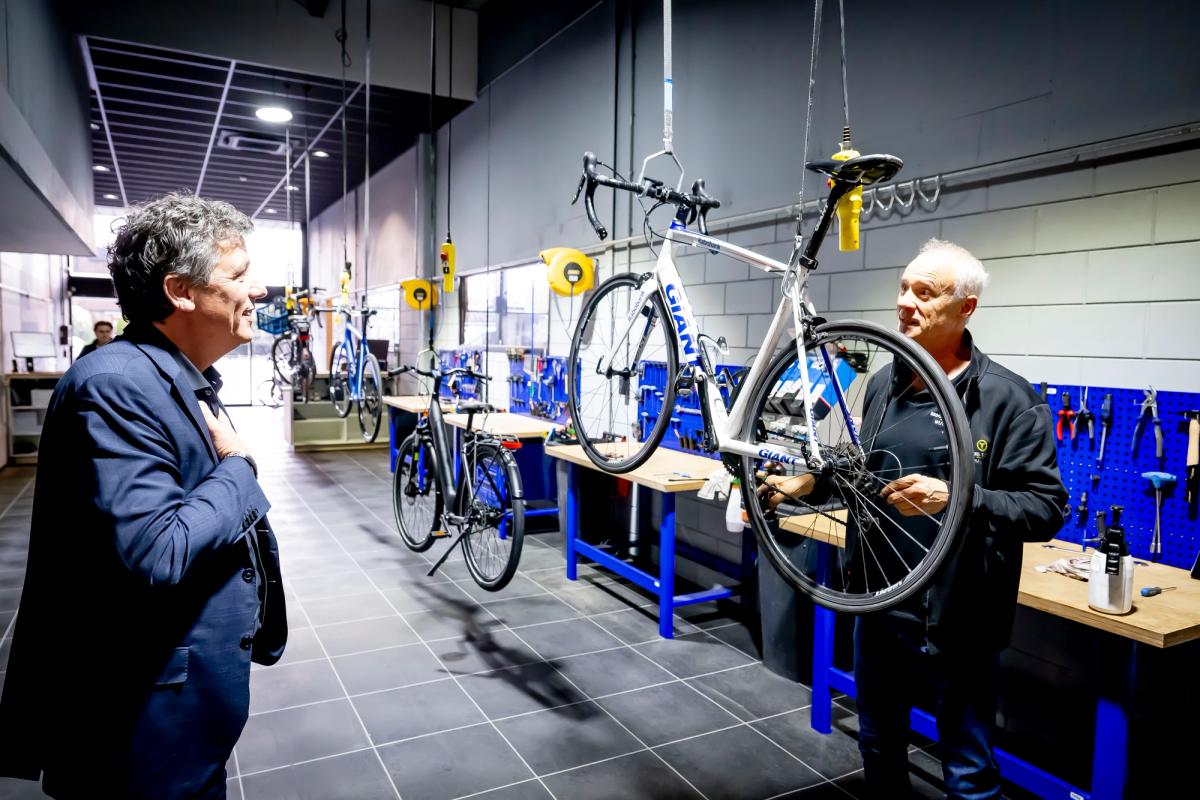 Bezoek demissionair minister Karremans en voorzitter van MKB Nederland Vonhof aan Arthur Wijtman