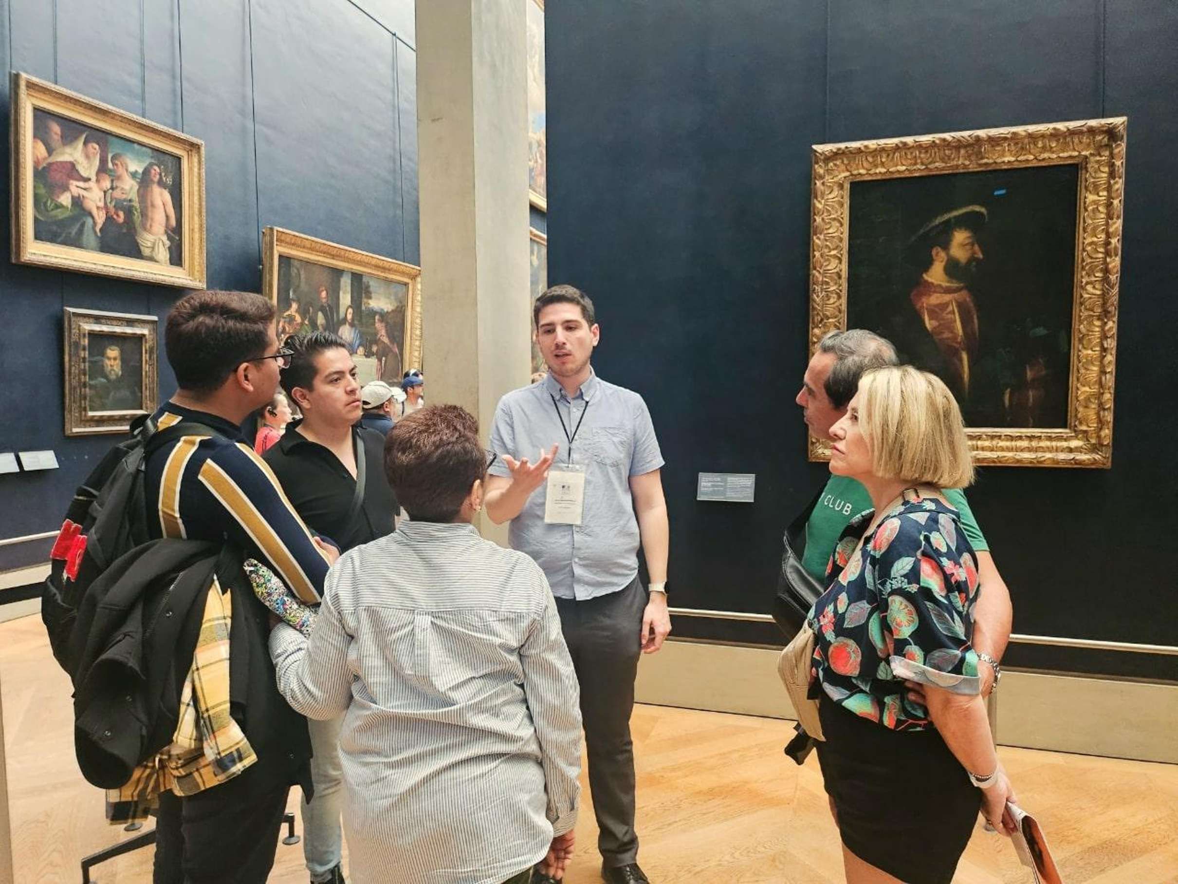 Spanish-Language Louvre Tour: 6-Guest Max Guide, Paris — photo 2