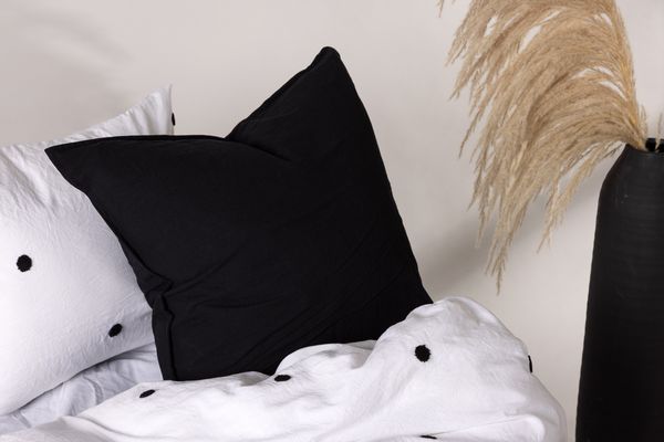 Ronja Kuddfodral Svart — alternativ vy