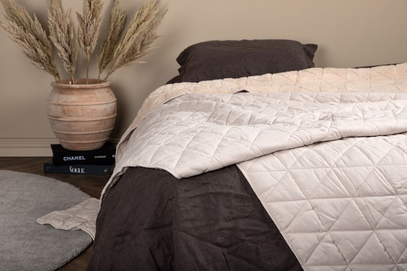 Nilla Överkast - Alternate view