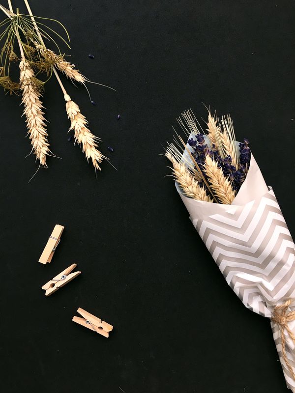 Flowers on table Posters Svart — Hemvaruhuset