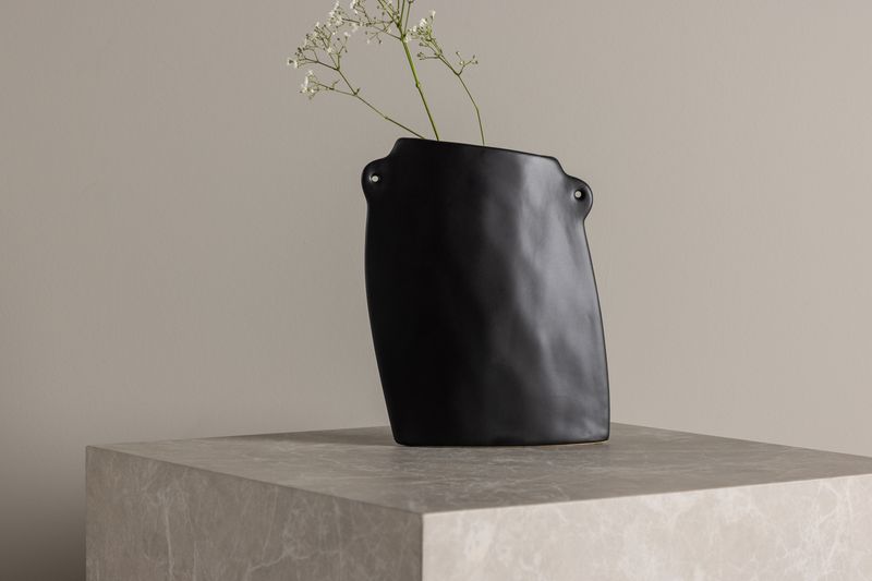 Hie Vas - Alternate view