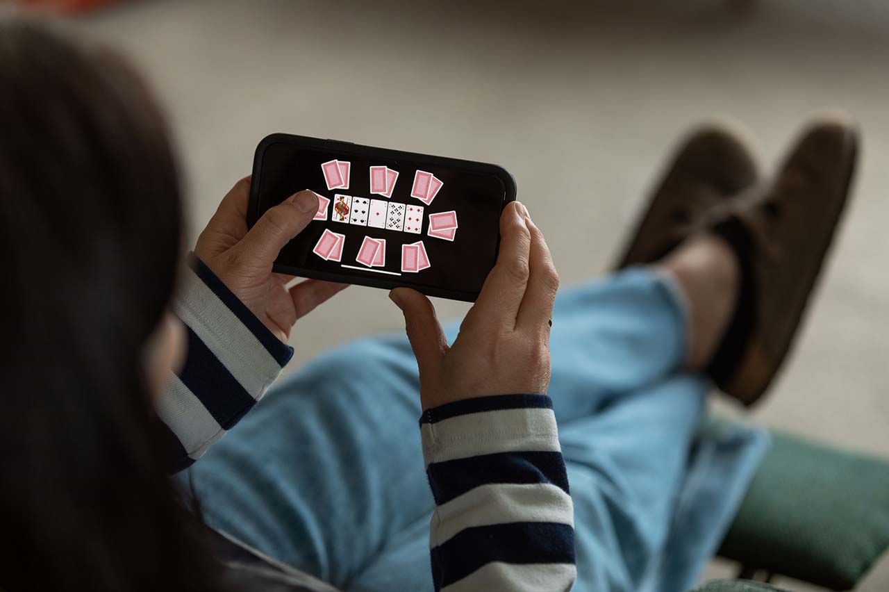 A woman playing blackjack on her mobile phone