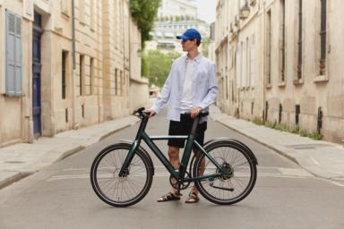 モットーバイクの隣の男