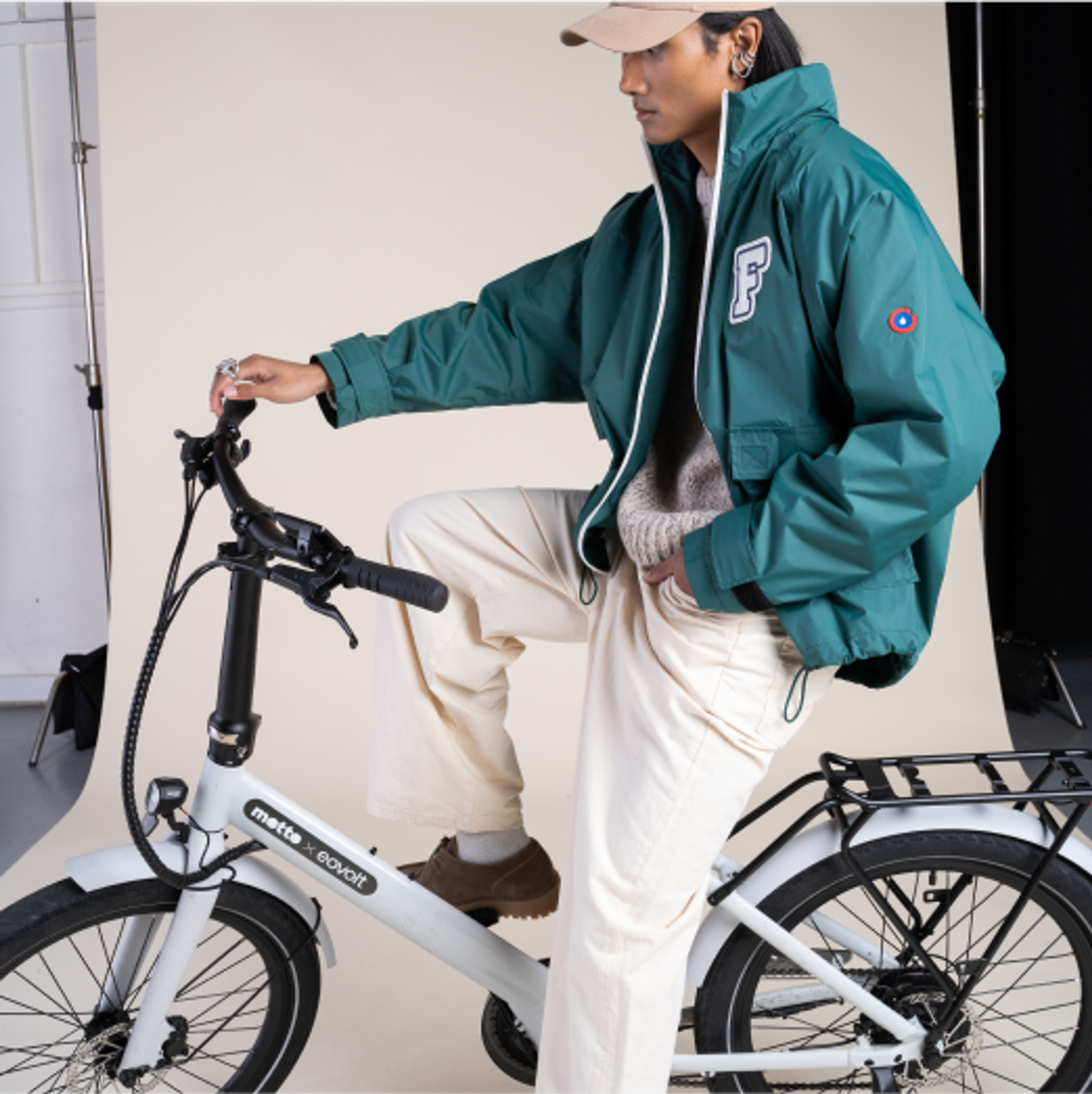 Femme portant une cape de pluie Flotte