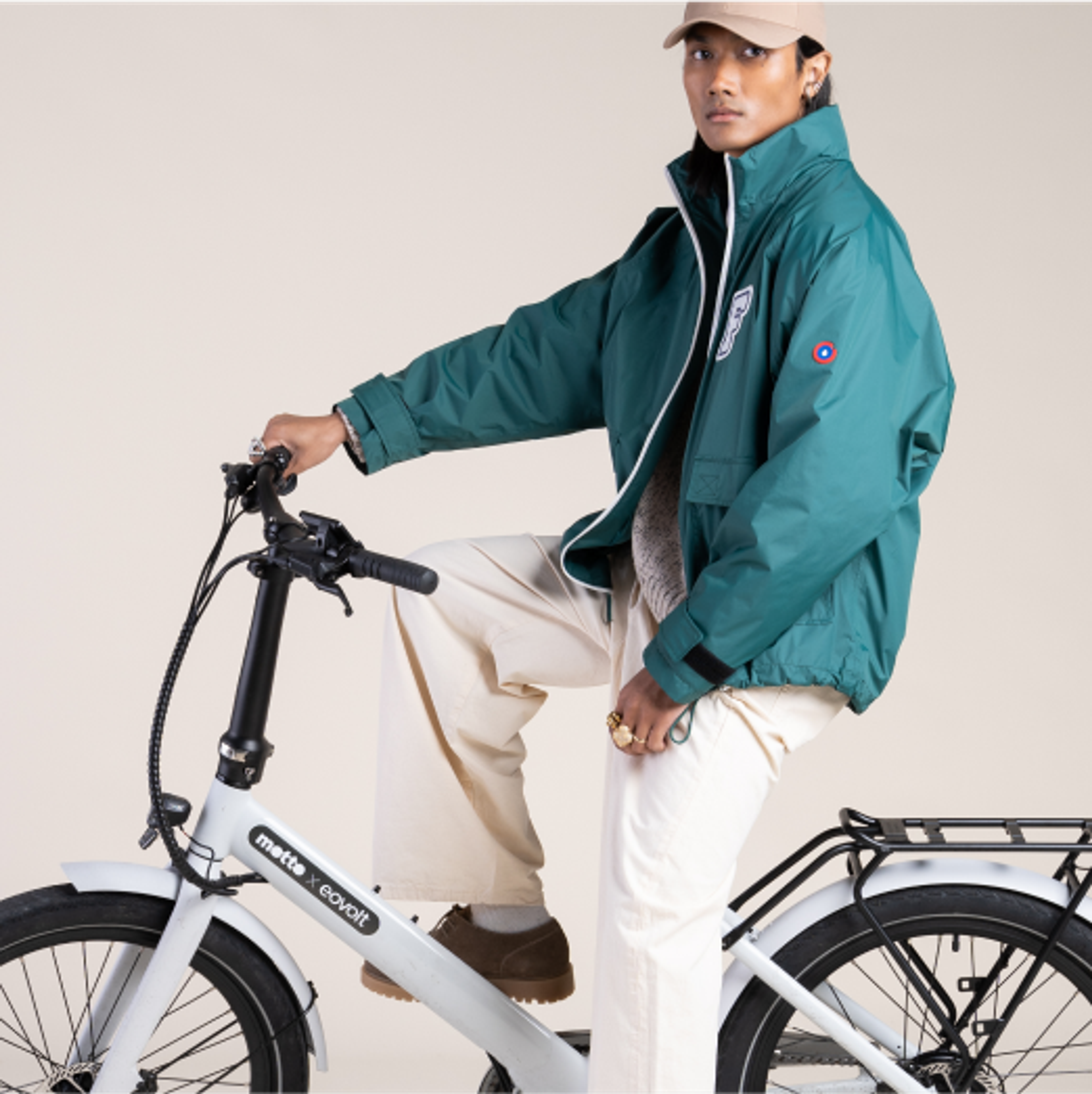 Femme roulant sur un vélo Eovolt Evening