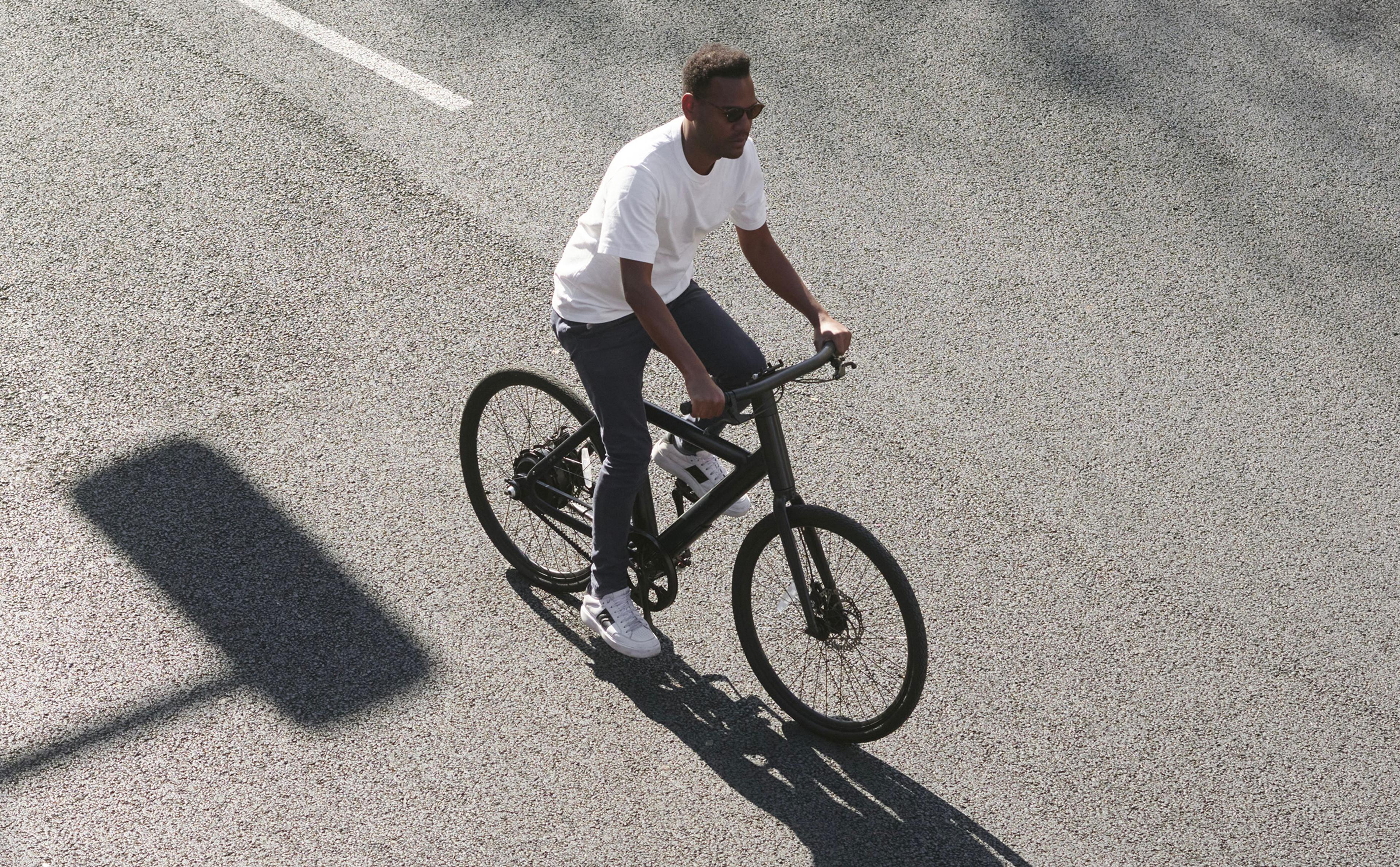 Un homme tenant un vélo Motto