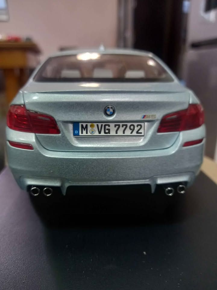 BMW M5 SCALE 1:18 with Case - Opening doors, Hood, Boot - Detailed Model  view 3