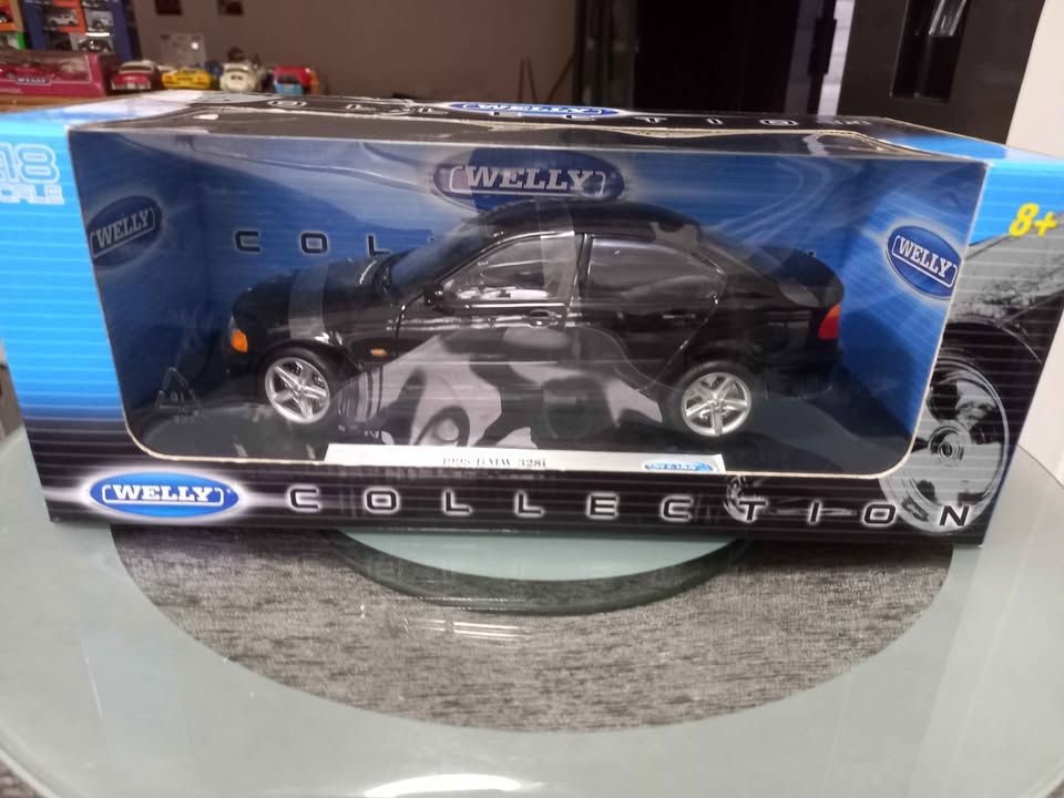 Welly 1:18 BMW 1998 328i Black view 2