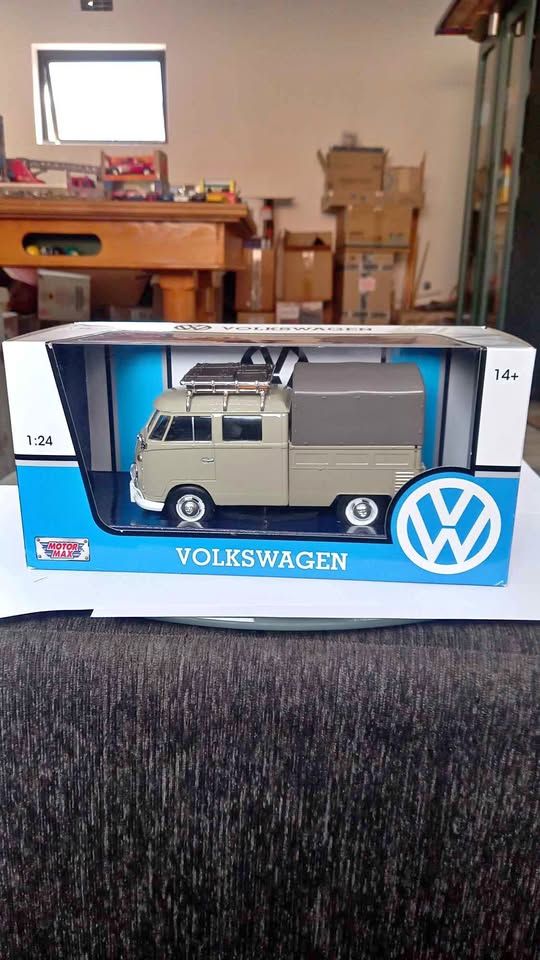 Motor Max 1:24 VW camping van ( grey) die cast R500