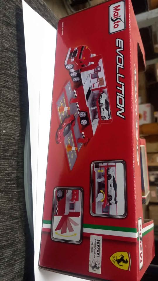 Maisto Ferrari truck Set view 5