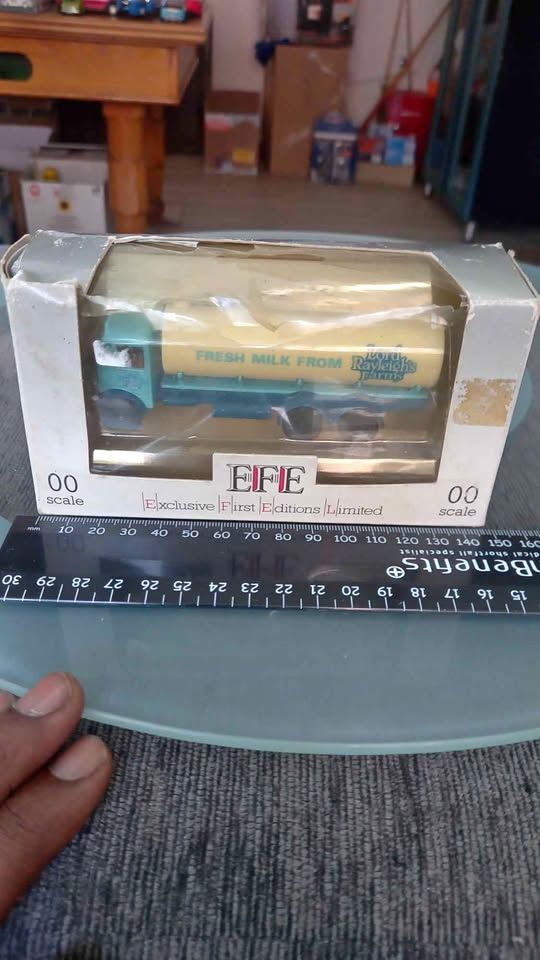 EFE Milk tanker 1:76 view 2