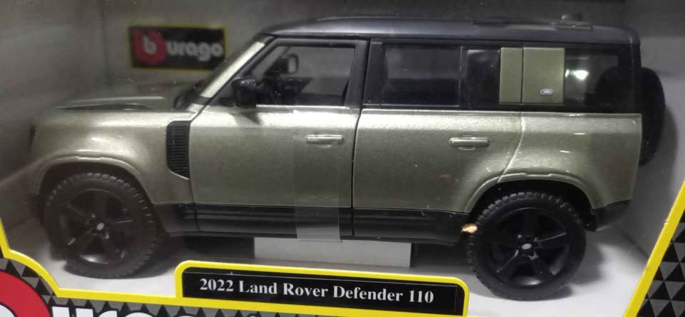 Bburago 1:24 2022 Land Rover Defender 110 Diecast Model  view 2