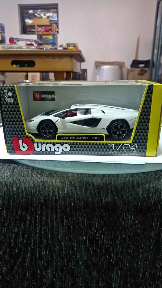 Burago 1:24 Lamborghini contach LPI 800-4 die cast R400