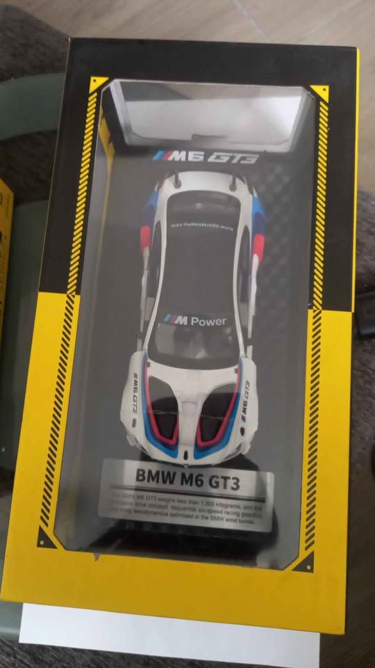 BMW 1:24 M6 GT3 view 4