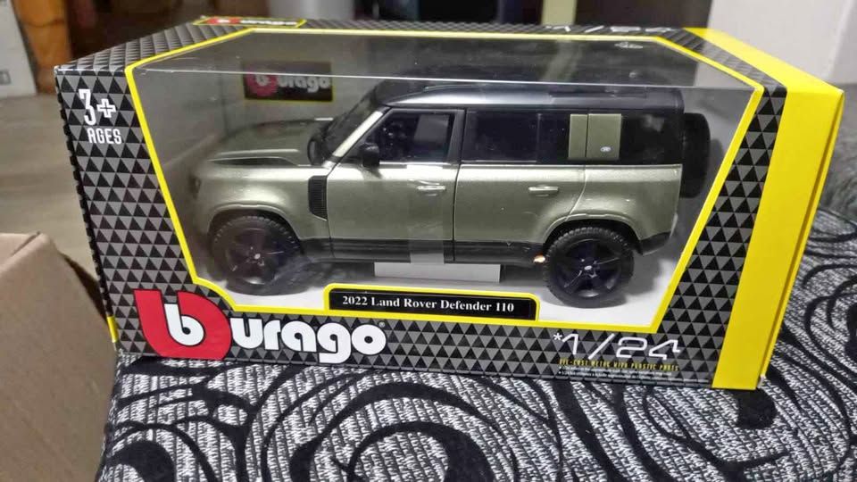 Bburago 1:24 2022 Land Rover Defender 110 Diecast Model 