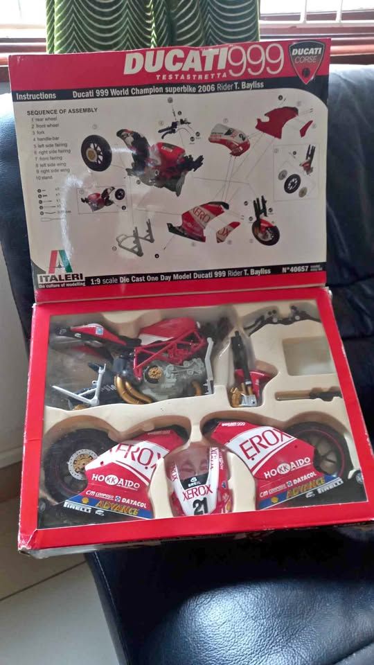 Italeri Ducati 999 Testastretta Troy Bayliss #21 1:9 Scale Diecast Model Kit