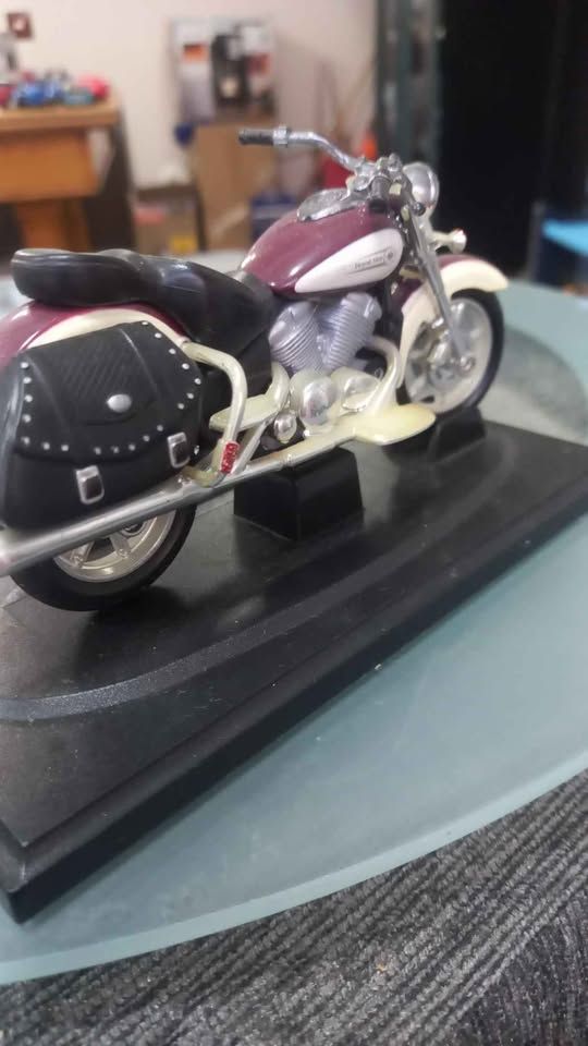 Yamaha Royal Star Tour Classic Diecast Motorcycle Model view 4
