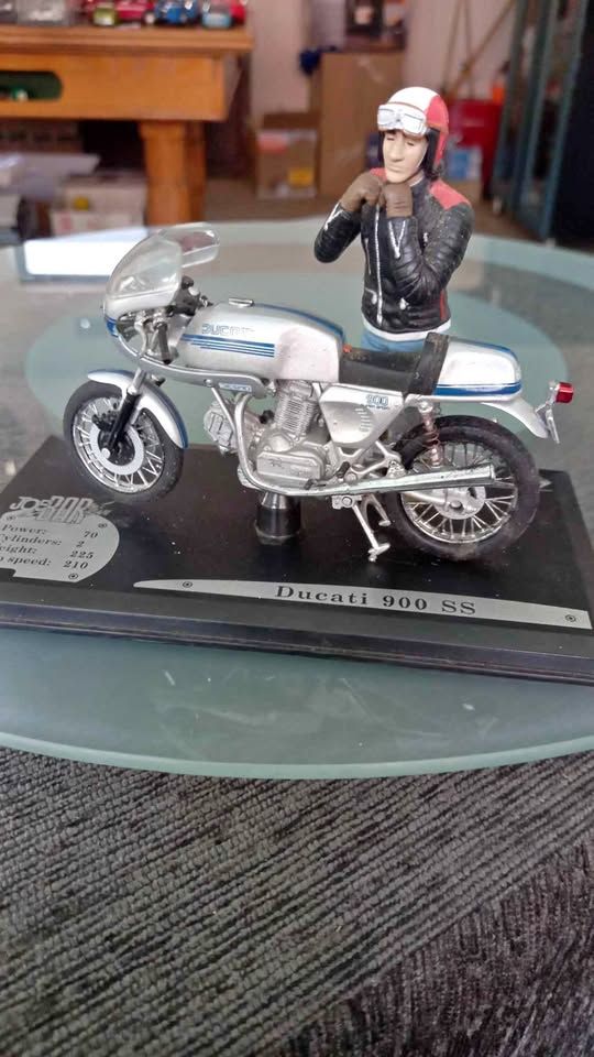 Solido Dugatti scale 1:18