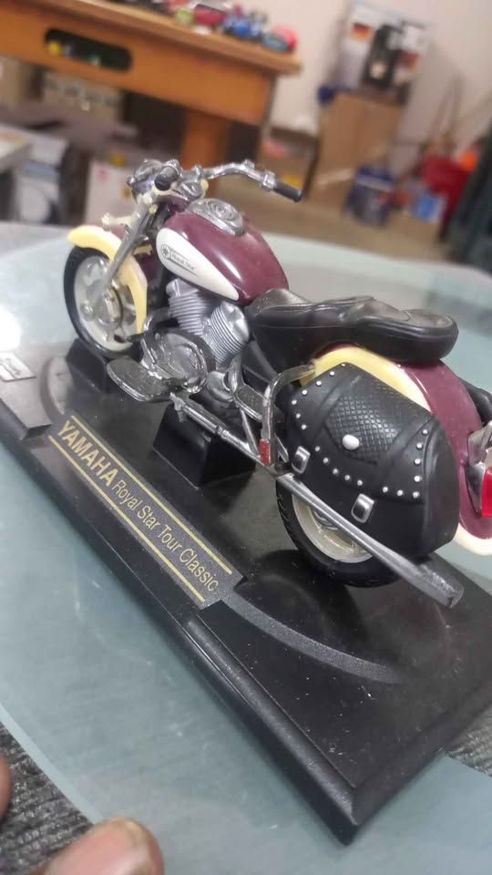 Yamaha Royal Star Tour Classic Diecast Motorcycle Model view 3