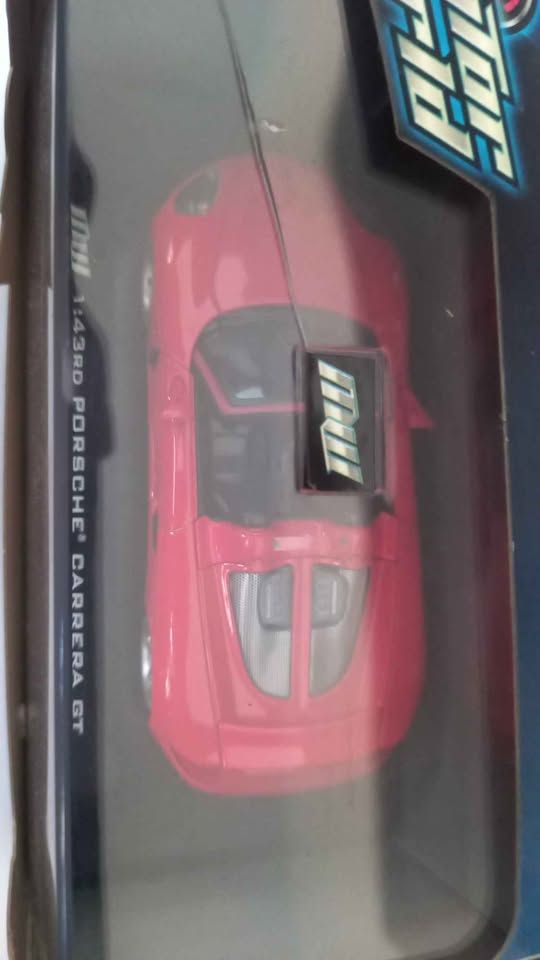 1:43 Porsche Carrera GT view 3