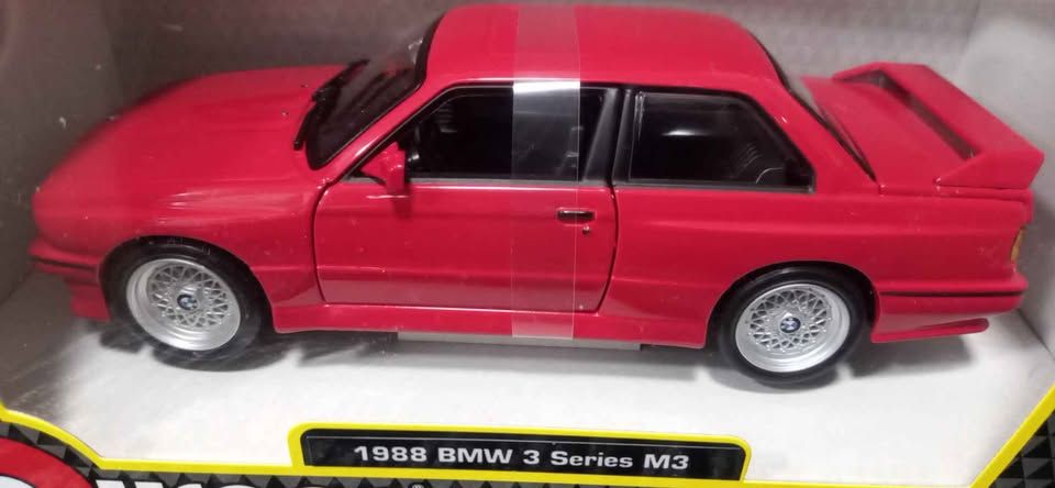 Bburago 1:24 BMW M3 (E30) Diecast Model Car - Orange view 2