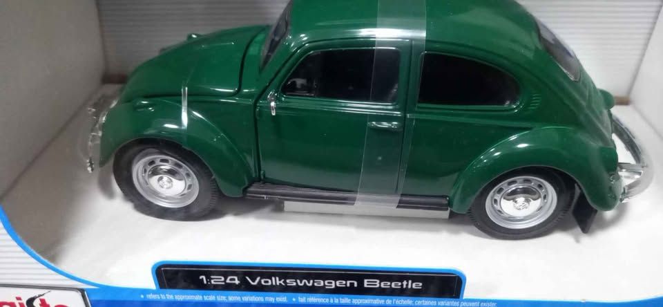 Maisto Special Edition 1:24 Volkswagen Beetle Diecast Model - Green view 2