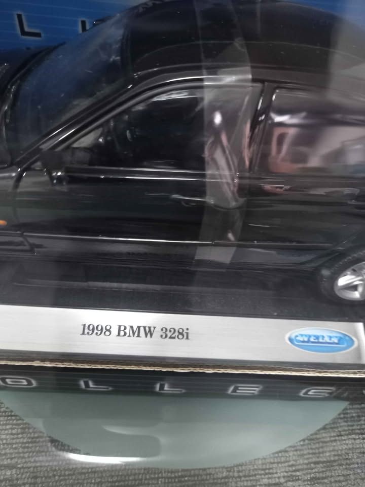 Welly 1:18 BMW 1998 328i Black view 3