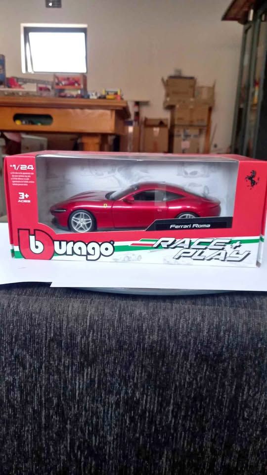 Burago 1:24 Ferrari Roma diecast R500