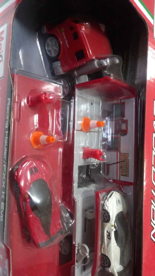Maisto Ferrari truck Set view 2