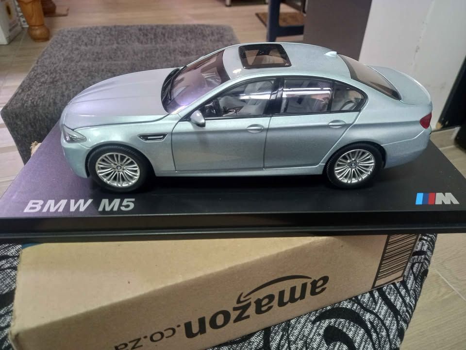 BMW M5 SCALE 1:18 with Case - Opening doors, Hood, Boot - Detailed Model  view 2