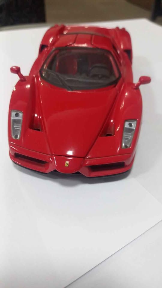 Maisto 1:24 Ferrari Enzo  view 3