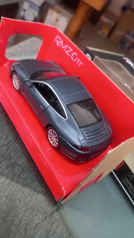 RMZ Porsche 911 Carrera s view 3