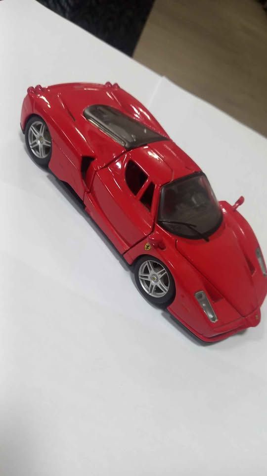 Maisto 1:24 Ferrari Enzo  view 4