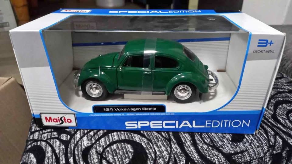 Maisto Special Edition 1:24 Volkswagen Beetle Diecast Model - Green