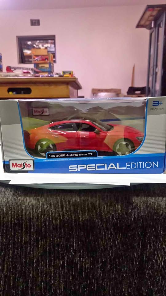 Maisto 1:25 2022 Audi RS e-tron GT die cast R400