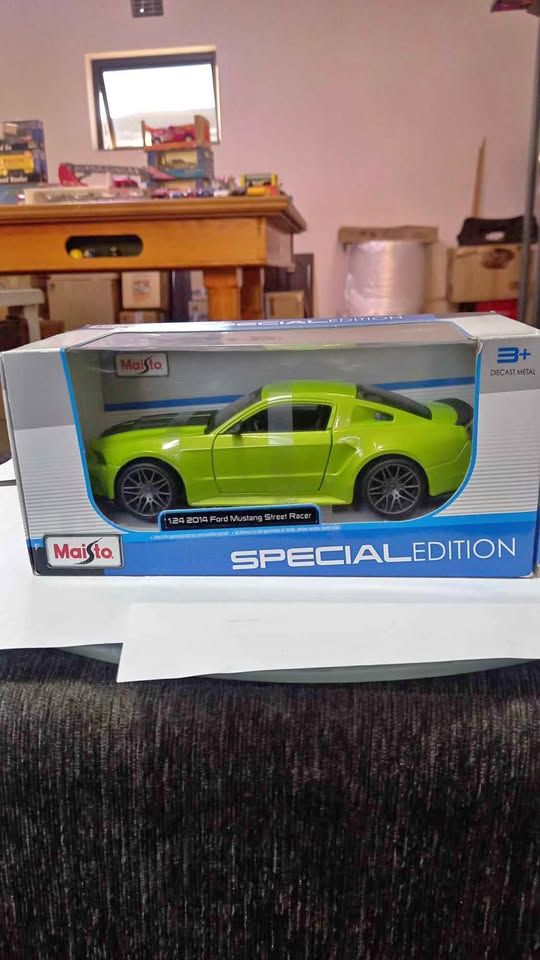 Maisto 1:24 2014 Ford Mustang Street racer - die cast. R450