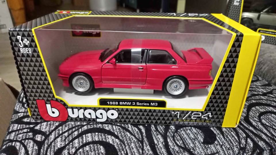 Bburago 1:24 BMW M3 (E30) Diecast Model Car - Orange