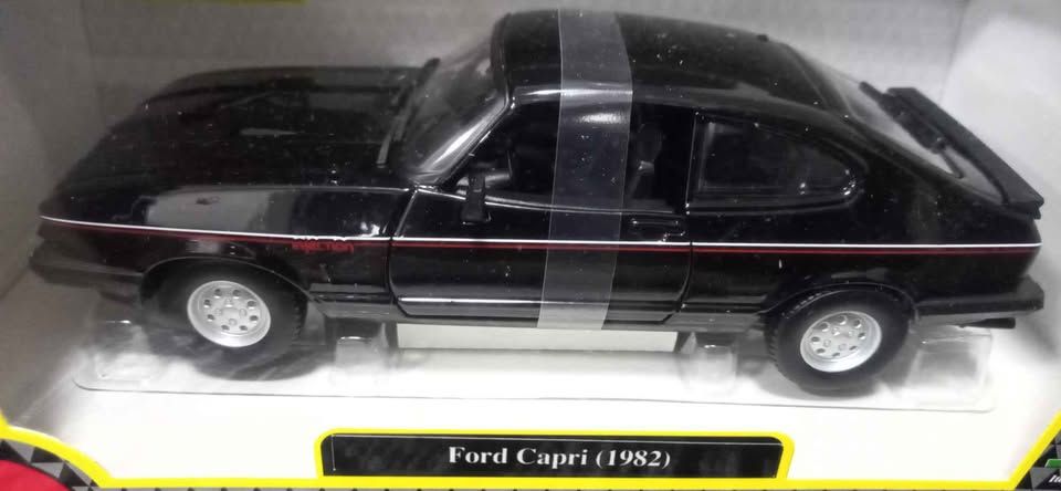Bburago 1:24 1982 Ford Capri Diecast Model - Black view 2