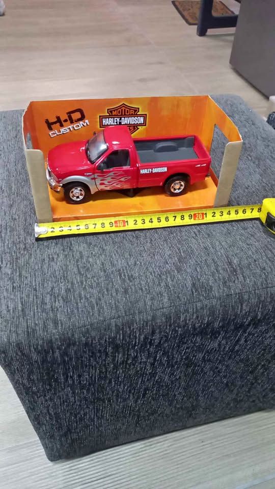 Ford F350 V8 die cast view 4