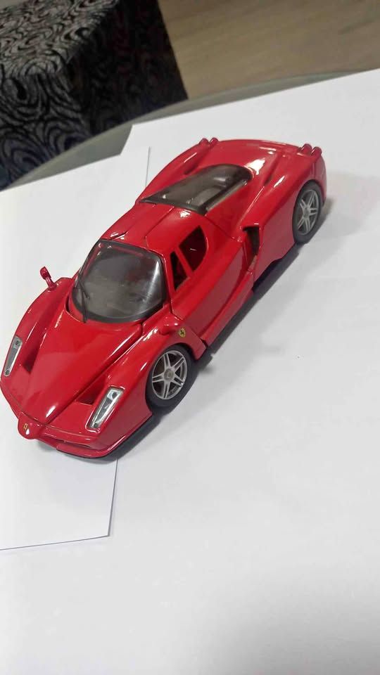 Maisto 1:24 Ferrari Enzo  view 2