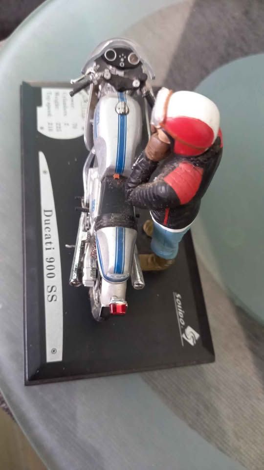 Solido Dugatti scale 1:18 view 4