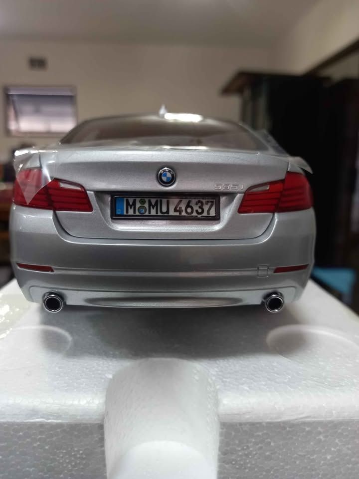 BMW 535i  black and silver- brand new models 1:18 view 4