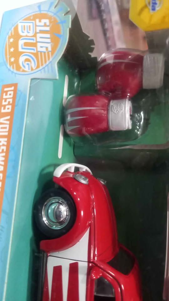 Jada VW Beetle 1959 with gloves view 3