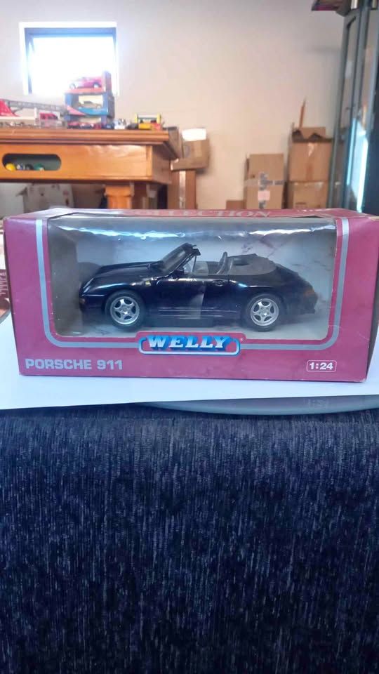 WELLY 1:24 Porsche 911 cabriolet & soft top. Die cast R350