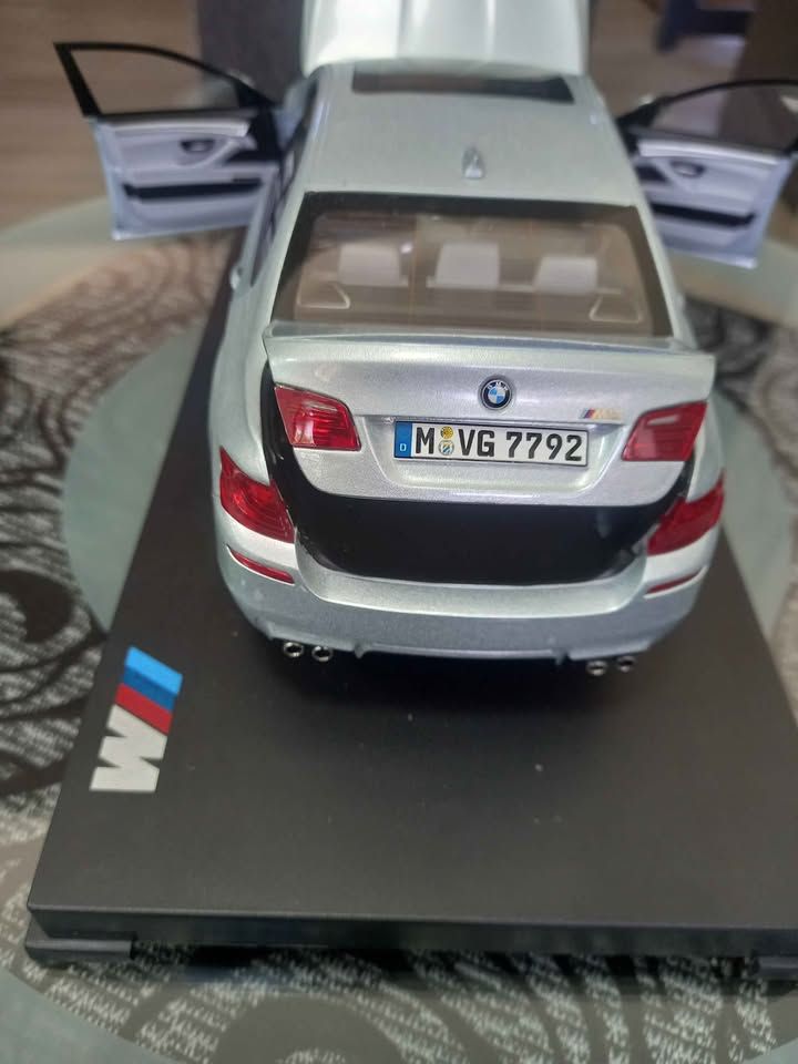 BMW M5 SCALE 1:18 with Case - Opening doors, Hood, Boot - Detailed Model  view 7