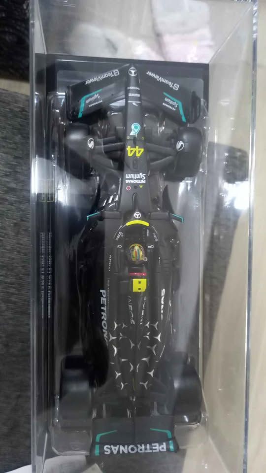 Bburago Mercedes-AMG F1 W14 E Performance Lewis Hamilton #44 1:24 Diecast Model view 2