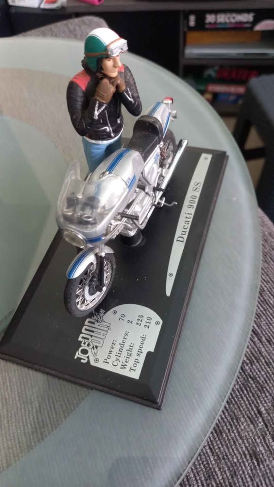 Solido Dugatti scale 1:18 view 5